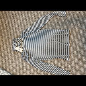 Mud pie turtle neck sweater. Size small.